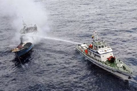 Tàu Trung Quốc dùng vòi rồng công suất cao tấn công tàu Việt Nam Tàu Trung Quốc dùng vòi rồng công suất cao tấn công tàu Việt Nam