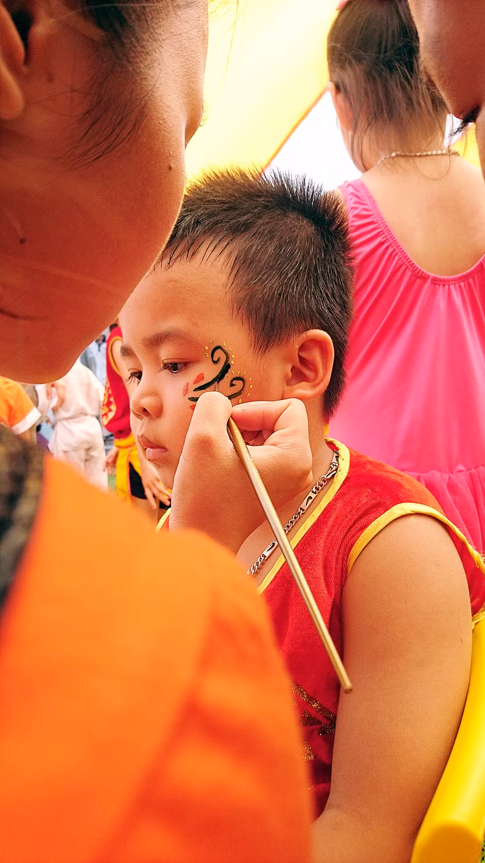 Từng bé được các cô trang điểm, kẻ vẽ những đường nét tạo điểm nhấn trên khuôn mặt dễ thương.
