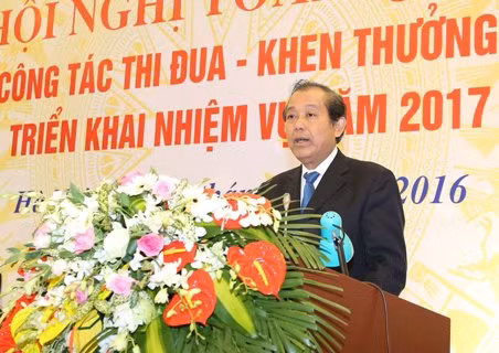 Phó Thủ tướng Thường trực Chính phủ Trương Hoà Bình phát biểu tại Hội nghị trực tuyến toàn quốc Tổng kết công tác thi đua-khen thưởng năm 2016, triển khai nhiệm vụ năm 2017. Ảnh: VGP/Lê Sơn Phó Thủ tướng Thường trực Chính phủ Trương Hoà Bình phát biểu tại Hội nghị trực tuyến toàn quốc Tổng kết công tác thi đua-khen thưởng năm 2016, triển khai nhiệm vụ năm 2017. Ảnh: VGP/Lê Sơn