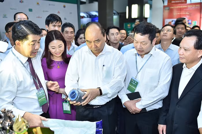 Thủ tướng thăm quan các sản phẩm nông nghiệp công nghệ cao. ảnh: CGP. Thủ tướng thăm quan các sản phẩm nông nghiệp công nghệ cao. ảnh: CGP.