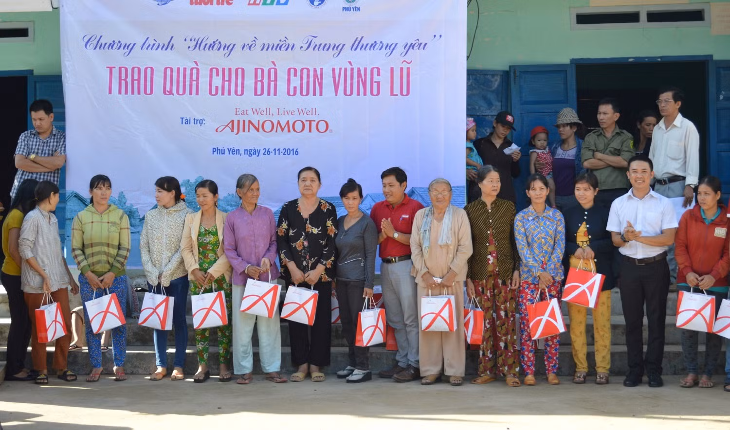 Ajinomoto chia sẻ, hỗ trợ bà con vùng lũ vượt qua khó khăn. Ajinomoto chia sẻ, hỗ trợ bà con vùng lũ vượt qua khó khăn.