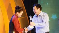 Phó Thủ tướng Vương Đình Huệ trao giải Sao Thần nông cho bà Lê Thị Thanh Huyền. Ảnh: VGP/Thành Chung