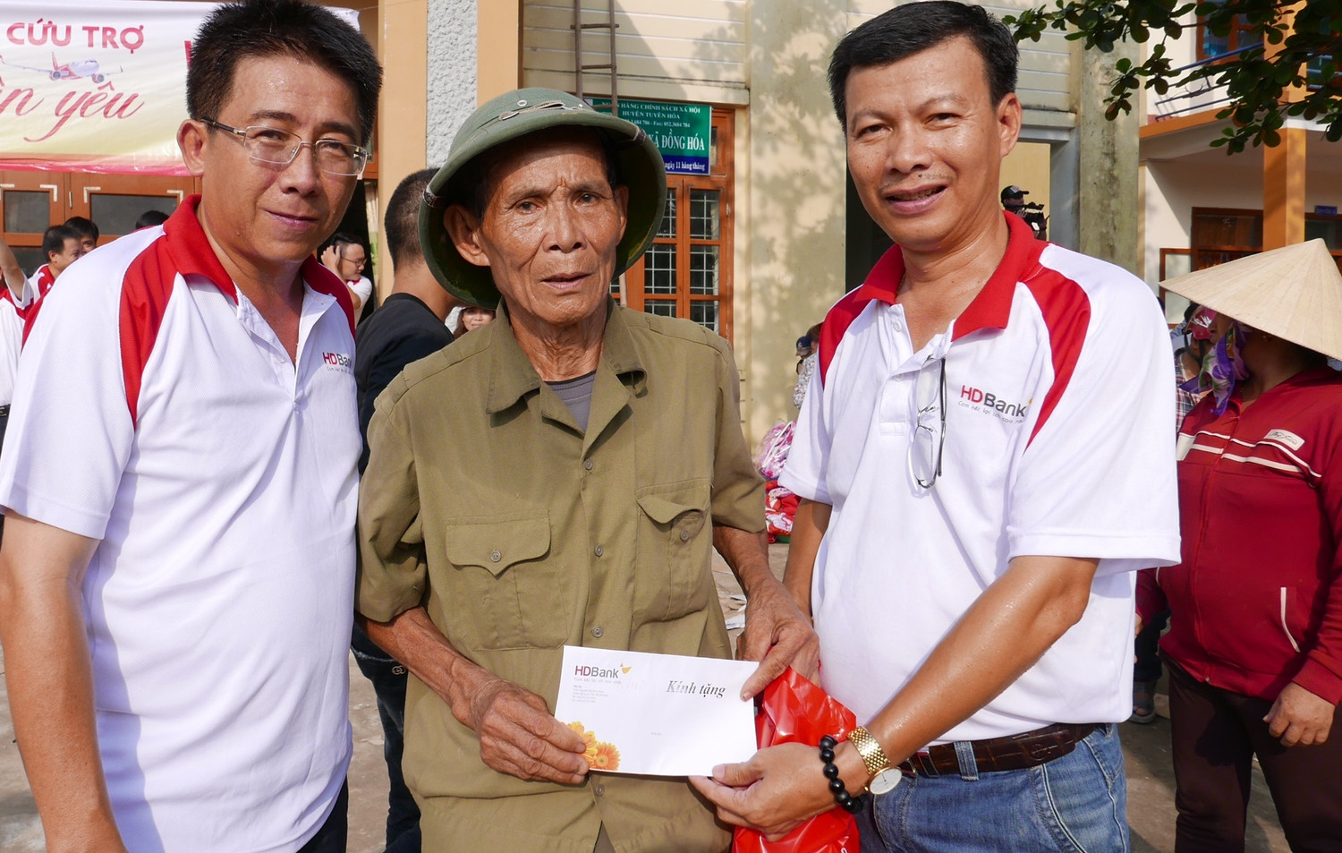 Đại diện cán bộ nhân viên HDBank và Vietjet người dân chịu thiệt hại sau lũ ở tỉnh Quảng Bình và Hà Tĩnh. Đại diện cán bộ nhân viên HDBank và Vietjet người dân chịu thiệt hại sau lũ ở tỉnh Quảng Bình và Hà Tĩnh.
