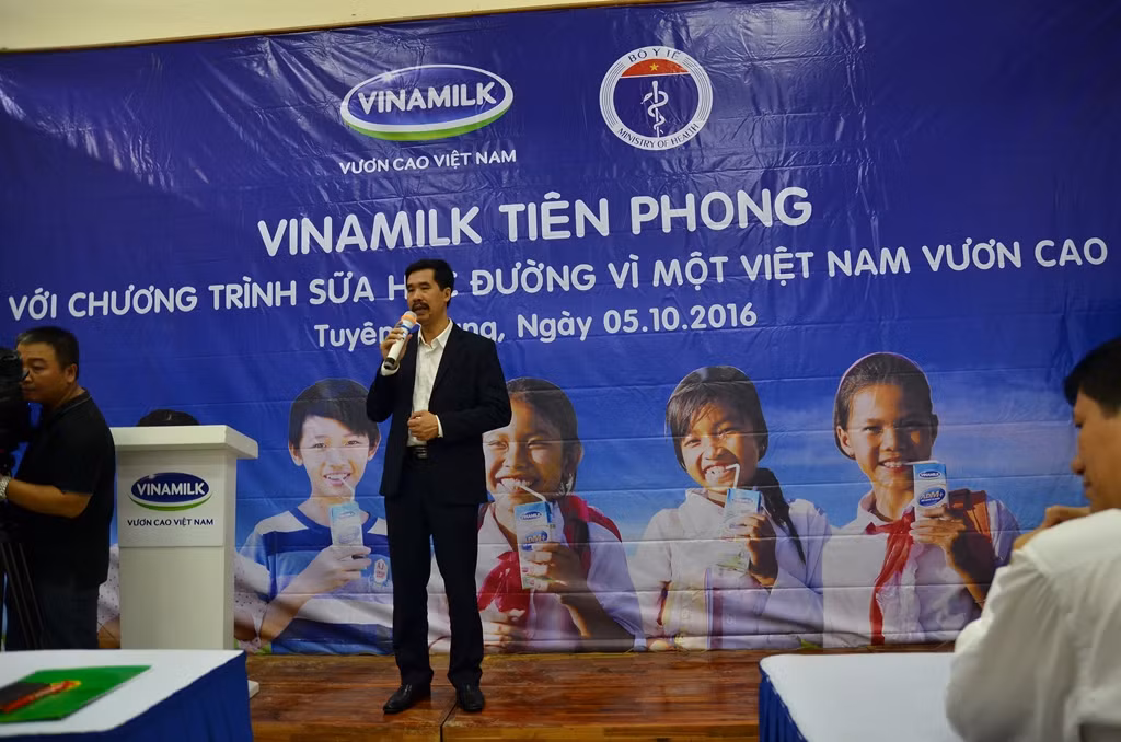 Ông Nguyễn Quốc Khánh, Giám đốc Điều hành của Vinamilk chia sẻ mong muốn của Vinamilk muốn góp sức cùng các địa phương triển khai trương trình sữa học đường Ông Nguyễn Quốc Khánh, Giám đốc Điều hành của Vinamilk chia sẻ mong muốn của Vinamilk muốn góp sức cùng các địa phương triển khai trương trình sữa học đường