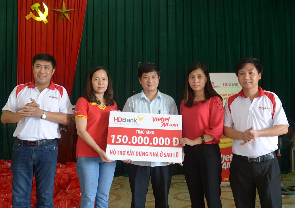 Đoàn cứu trợ của Ngân hàng HDBank và Vietjet trao kinh phí ban đầu xây tặng 5 căn nhà cho 5 hộ dân bị lũ quét (150 triệu đồng). Đoàn cứu trợ của Ngân hàng HDBank và Vietjet trao kinh phí ban đầu xây tặng 5 căn nhà cho 5 hộ dân bị lũ quét (150 triệu đồng).