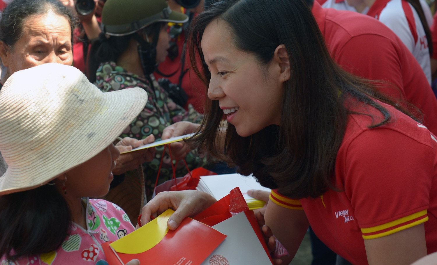 HDBank và Vietjet trao quà cho bà con vùng lũ Hương Khê (Hà Tĩnh). HDBank và Vietjet trao quà cho bà con vùng lũ Hương Khê (Hà Tĩnh).