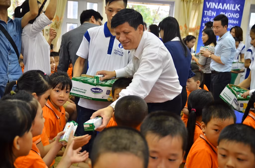 Thứ trưởng Bộ Y tế Nguyễn Thanh Long tặng sữa cho học sinh Trường tiểu học Tràng Đà - Tỉnh Tuyên Quang Thứ trưởng Bộ Y tế Nguyễn Thanh Long tặng sữa cho học sinh Trường tiểu học Tràng Đà - Tỉnh Tuyên Quang