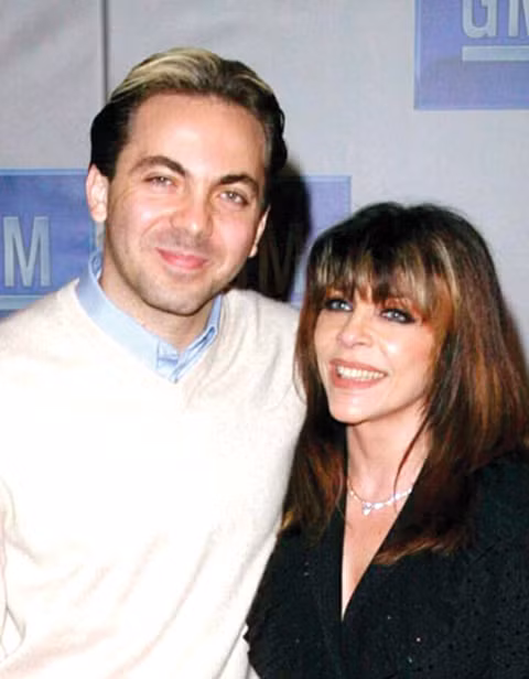 Verónica Castro và Cristian Castro, cậu con trai đầu của bà khi hai mẹ con còn hòa thuận. >Xem: Những phim nước ngoài một thời 'làm mưa làm gió' ở Việt Nam (P1)