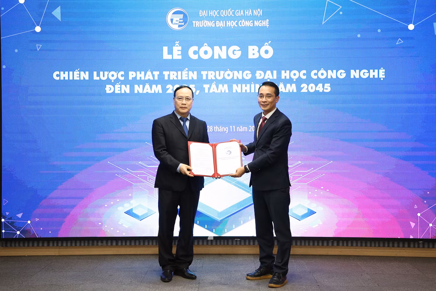 Giáo sư, Tiến sĩ Khoa học Nguyễn Đình Đức trao Nghị quyết ban hành chiến lược cho Giáo sư, Tiến sĩ Chử Đức Trình.