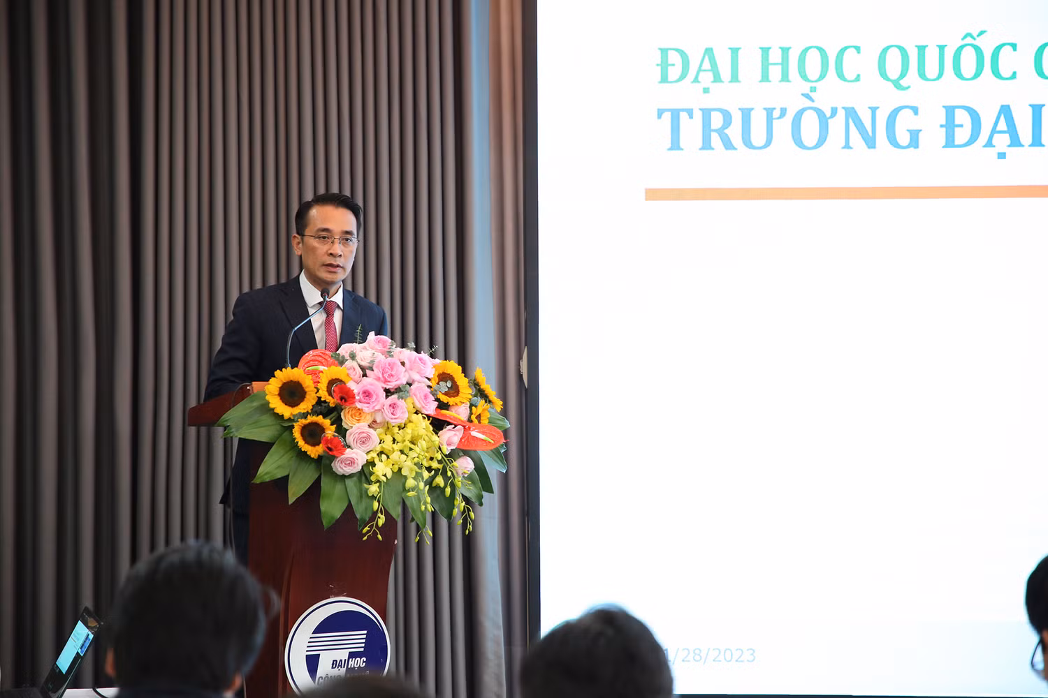 Giáo sư, Tiến sĩ Chử Đức Trình – Hiệu trưởng nhà trường, đã trình bày kế hoạch, lộ trình và các giải pháp cơ bản nhất để triển khai thực hiện Chiến lược mới.