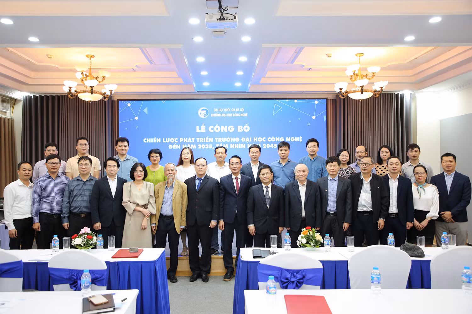 Lãnh đạo nhà trường và các đại biểu chụp ảnh kỷ niệm tại buổi lễ.