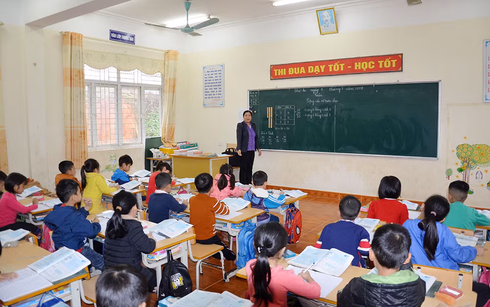 Mặc dù sắp nghỉ hưu nhưng cô giáo Hoàng Thị Yên luôn tâm huyết với nghề (Ảnh: Lan Anh)