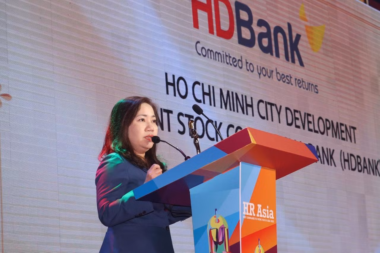 Chị Nguyễn Thị Thanh Thủy – Phó giám đốc Khối Nhân sự HDBank chia sẻ: “Chúng tôi đã và đang nỗ lực xây dựng chiến lược con người để biến ngôi nhà HDBank là ngôi nhà hạnh phúc nhất - nơi mà các cán bộ nhân viên ngoài công việc hằng ngày còn có thể cảm nhận được niềm vui và giá trị của cuộc sống mà Ngân hàng mang đến cho họ”. Chị Nguyễn Thị Thanh Thủy – Phó giám đốc Khối Nhân sự HDBank chia sẻ: “Chúng tôi đã và đang nỗ lực xây dựng chiến lược con người để biến ngôi nhà HDBank là ngôi nhà hạnh phúc nhất - nơi mà các cán bộ nhân viên ngoài công việc hằng ngày còn có thể cảm nhận được niềm vui và giá trị của cuộc sống mà Ngân hàng mang đến cho họ”.