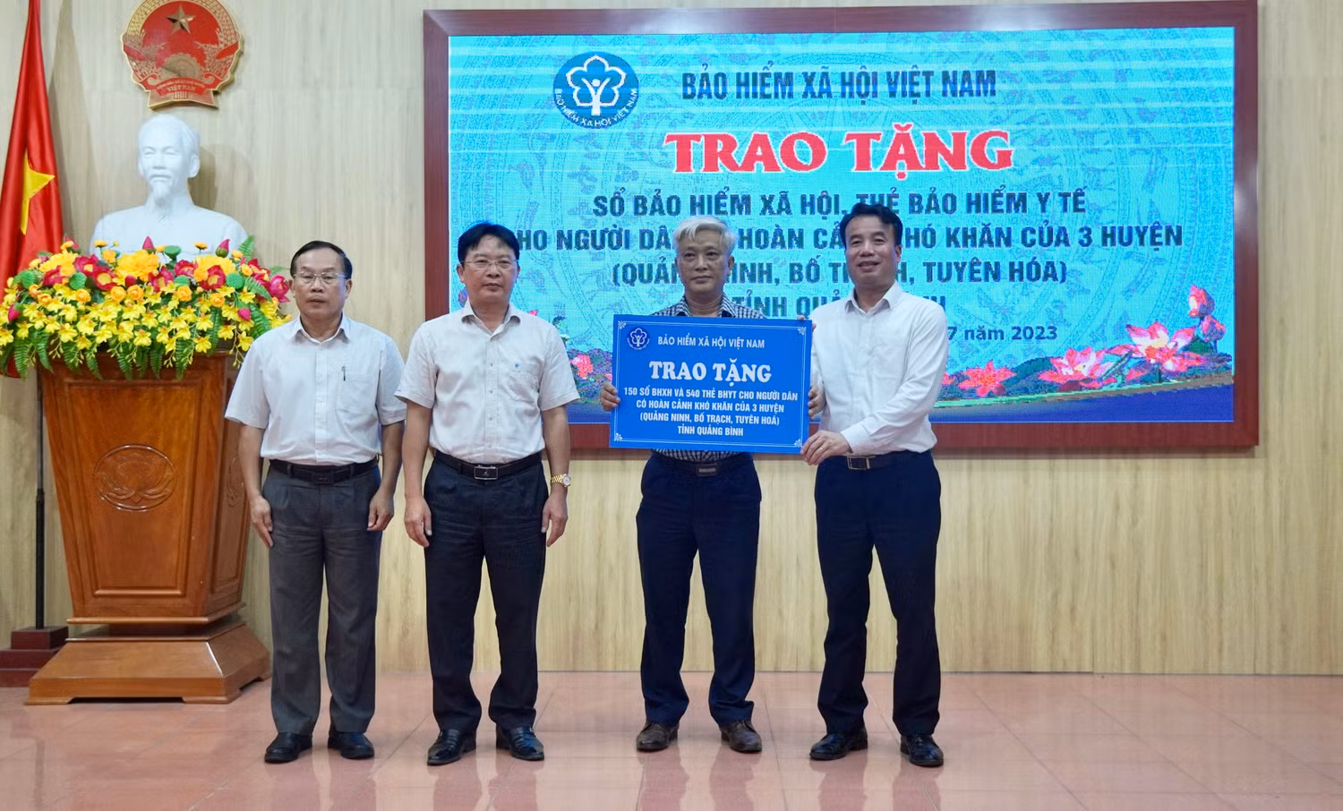 Ông Nguyễn Thế Mạnh, Tổng Giám đốc Bảo hiểm xã hội Việt Nam sổ bảo hiểm xã hội, thẻ bảo hiểm y tế cho người dân tại 3 huyện Quảng Ninh, Bố Trạch, Tuyên Hóa của tỉnh Quảng Bình.