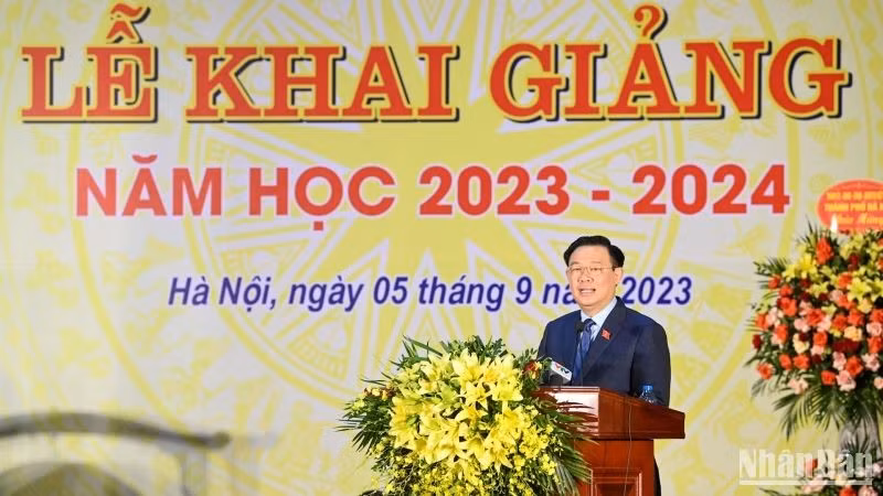 Chủ tịch Quốc hội Vương Đình Huệ phát biểu tại lễ khai giảng. Chủ tịch Quốc hội Vương Đình Huệ phát biểu tại lễ khai giảng.