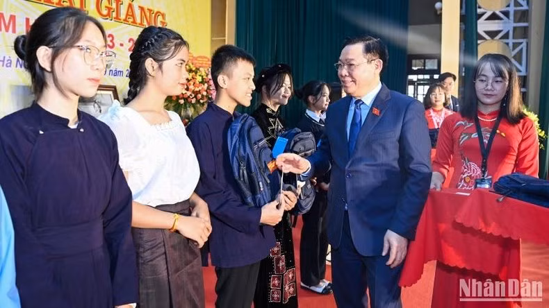 Chủ tịch Quốc hội Vương Đình Huệ trao tặng quà cho các em học sinh. Chủ tịch Quốc hội Vương Đình Huệ trao tặng quà cho các em học sinh.