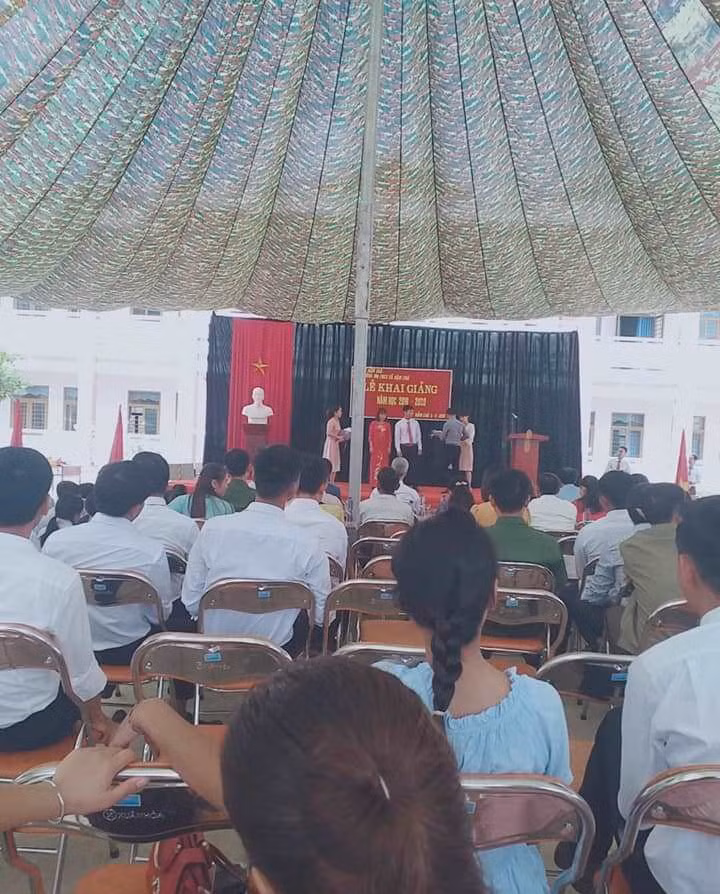 Ngày khai giảng năm nay là ngày khai giảng vui nhất của các thầy cô giáo ở Nậm Chà trong nhiều năm trở lại đây
