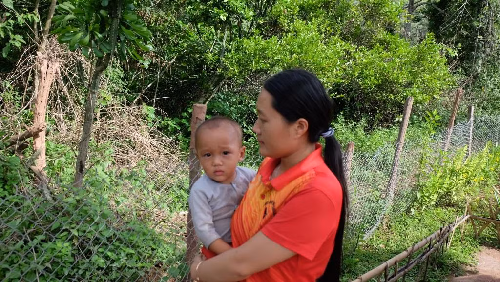 Cậu út bé nhất lớp, hay khóc nên được cô Kía cưng chiều Cậu út bé nhất lớp, hay khóc nên được cô Kía cưng chiều