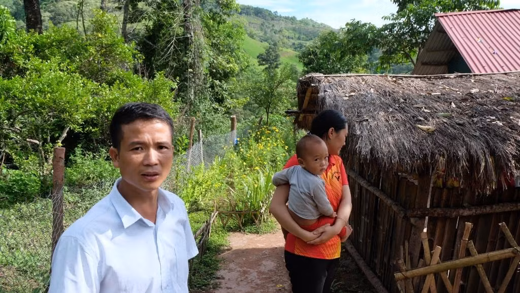 Lớp học vất vả, khiến thầy Trưởng phòng Giáo dục và Đào tạo huyện Nậm Pồ cũng thấy ái ngại Lớp học vất vả, khiến thầy Trưởng phòng Giáo dục và Đào tạo huyện Nậm Pồ cũng thấy ái ngại