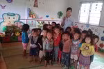 Cô giáo Lò Thị Thời cùng các em học sinh trong điểm trường Hô Củng B. Các em năm nay đã được học trong lớp nhà ghép