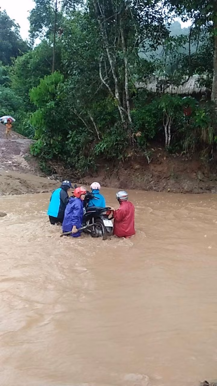 Mưa lỡ cuốn trôi mất cầu, chị em ta lại cùng nhau khênh xe qua suối. Tiếng hò dô khênh xe vang cả một góc rừng.