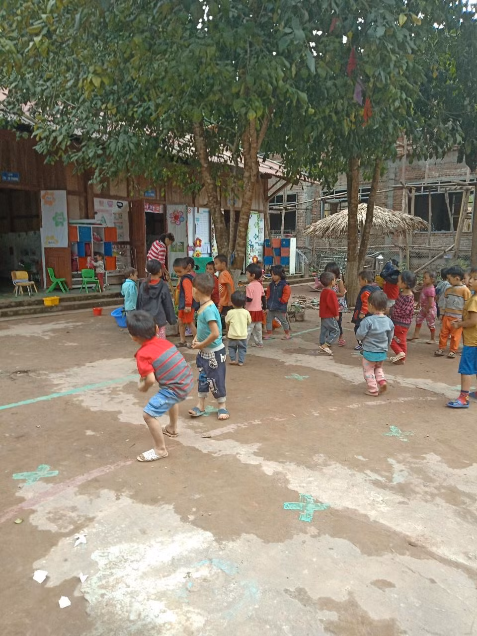 Trước kia, các con phải học trong những nhà ghép gỗ, lớp học chưa bao giờ được kín gió