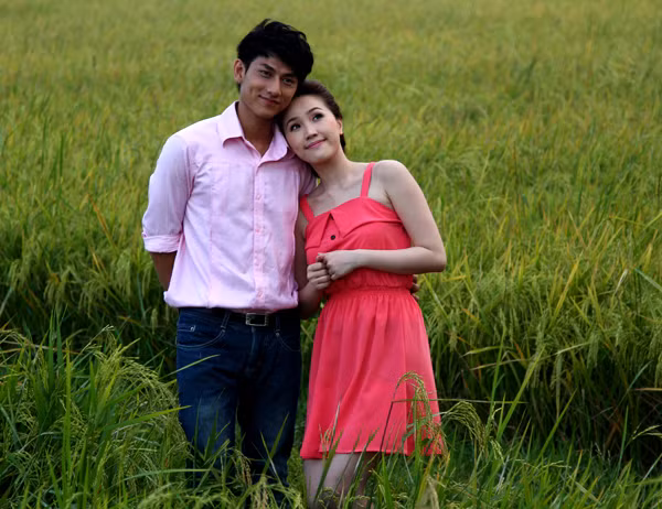 Bảo Thy và Isaac diễn xuất tình tứ giữa đồng lúa xanh bạt ngàn. 'Công chúa bong bóng' thủ vai cô nữ sinh tinh nghịch thường bày trò 'hành hạ' nhân vật chàng gia sư tội nghiệp do hot boy nhóm 365 thủ vai trong phim 'Gia sư nữ quái'. Sau những mâu thuẫn nảy lửa, cuối cùng chàng thầy giáo và cô học trò bướng bỉnh lại nảy sinh tình yêu.
