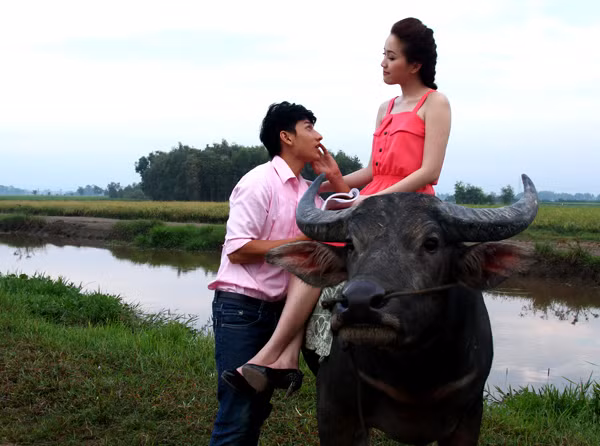 Bảo Thy được trải nghiệm cảm giác ngồi trên lưng trâu, diễn xuất giữa ruộng đồng cùng 'chàng gia sư' điển trai. Đóng vai cô nữ sinh tính tình đỏng đảnh, hay phá phách và thích gây sự với mọi người nhưng khi phải quay cảnh cưỡi trâu, 'công chúa bong bóng' rất hồi hộp, lo sợ. Với sự giúp đỡ của Isaac, cuối cùng Bảo Thy đã hoàn thành phân đoạn này một cách trọn vẹn.