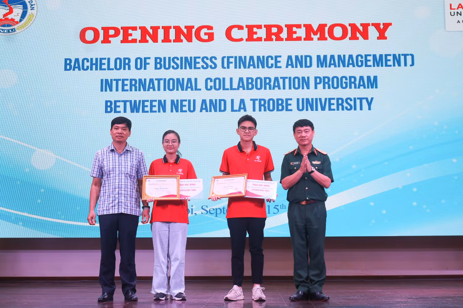 Thiếu tướng Trần Đình Thăng – Cục trưởng Cục kinh tế Bộ Quốc Phòng, Chủ tịch Hiệp hội các doanh nghiệp Quân đội trao học bổng cho các tân sinh viên thủ khoa đầu vào