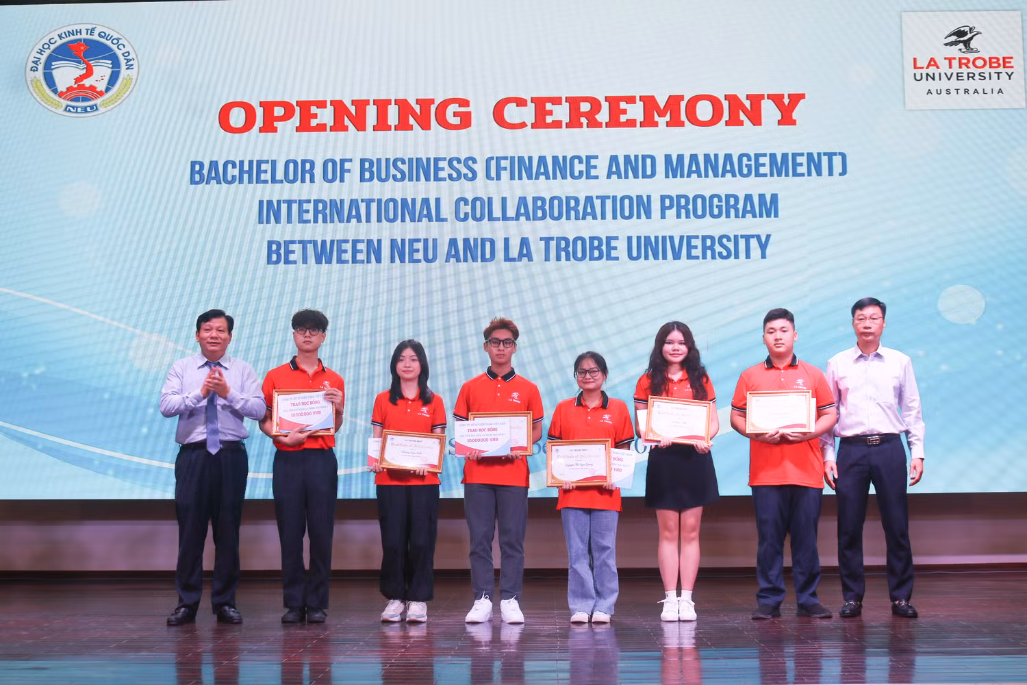 Các tân sinh viên thủ khoa đầu vào nhận học bổng