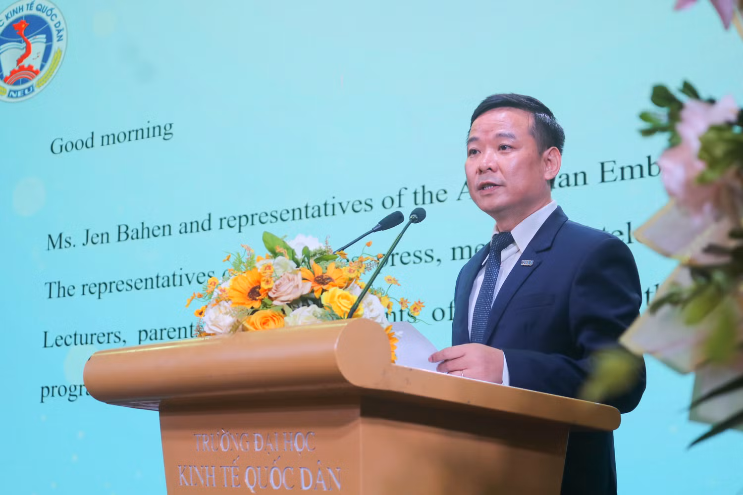 Phó giáo sư, Tiến sĩ Bùi Huy Nhượng – Phó Hiệu trưởng Trường Đại học Kinh tế quốc dân phát biểu tại Lễ khai giảng