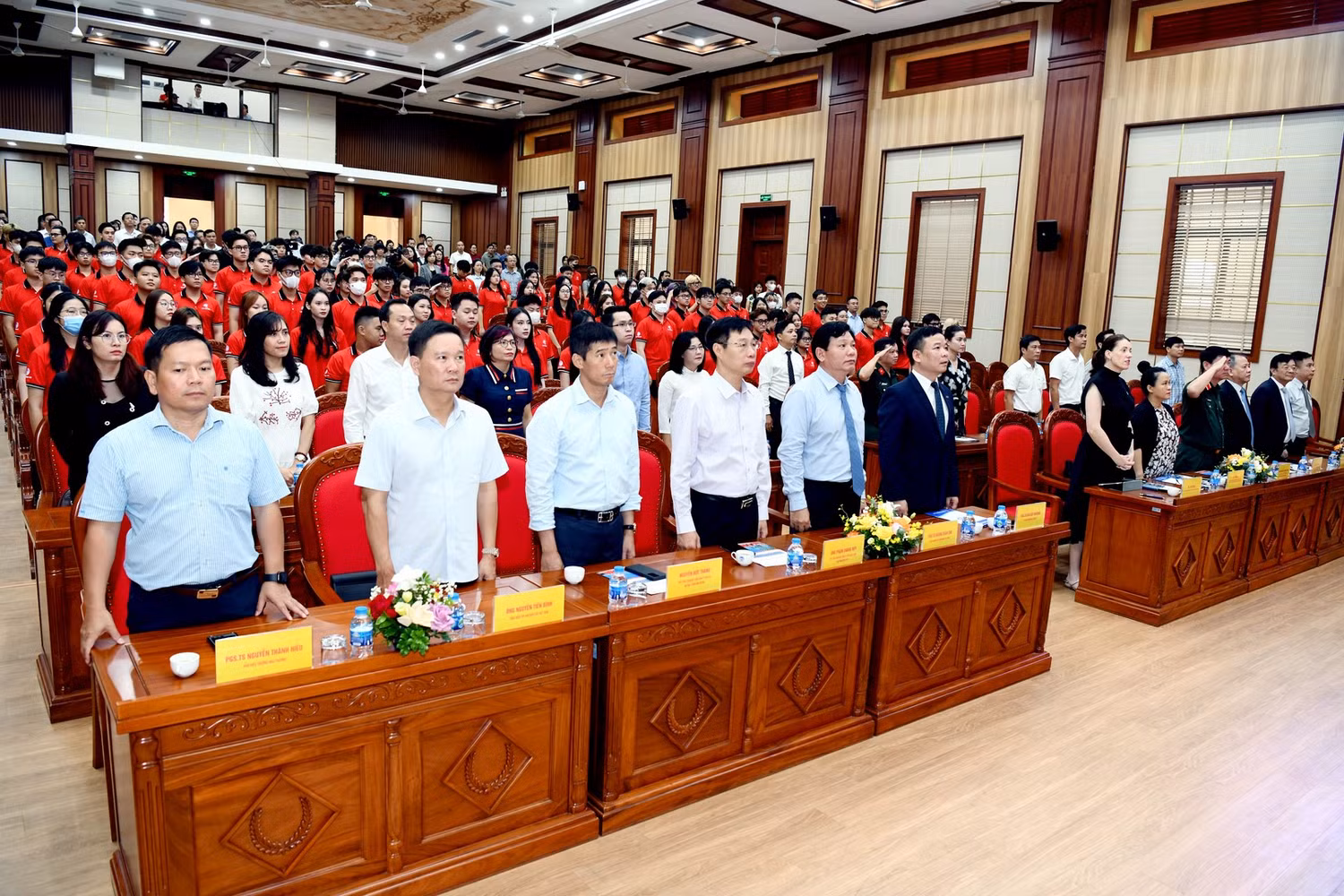Mở đầu chương trình, sau lễ chào cờ và hát quốc ca, các đại biểu, sinh viên cùng phụ huynh có mặt tại hội trường đã dành thời gian mặc niệm để chia sẻ, tưởng nhớ những nạn nhân trong vụ cháy chung cư mini tại Hà Nội vừa qua