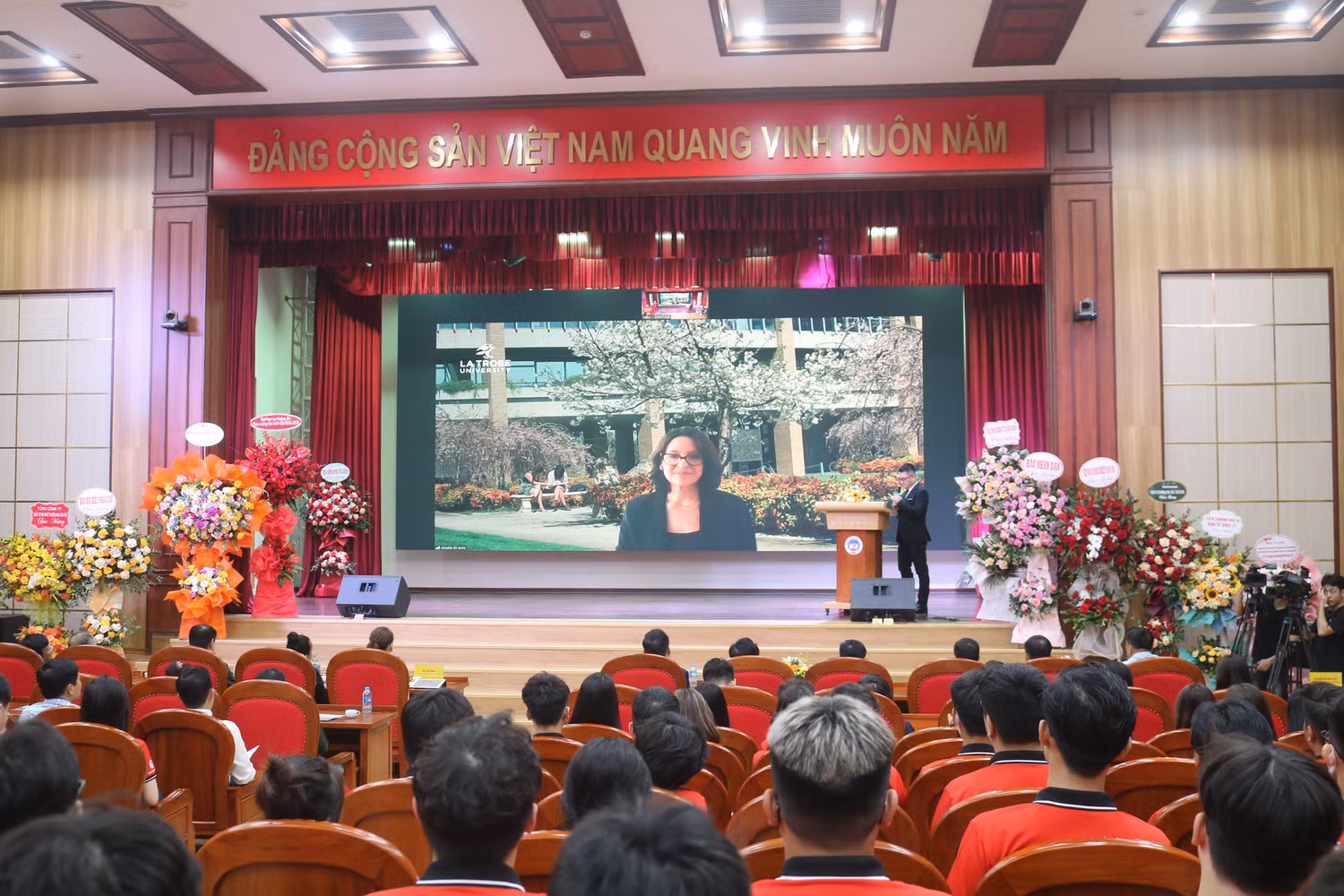 Giáo sư Amalia Di Iorio – Phó Hiệu trưởng Phụ trách liên kết đào tạo Đại học La Trobe chia sẻ với tân sinh viên trong ngày lễ khai giảng