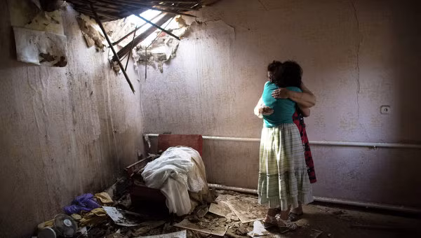 Một ngôi nhà của người dân Slaviansk bị thiệt hại trong vụ tấn công của quân đội Ukraine. Một ngôi nhà của người dân Slaviansk bị thiệt hại trong vụ tấn công của quân đội Ukraine.