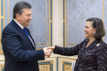 Victoria Nuland và Viktor Yanukovich Victoria Nuland và Viktor Yanukovich