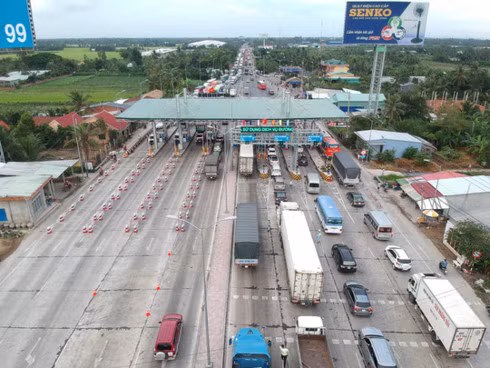 Trạm thu phí của dự án Tuyến tránh Cai Lậy, nhưng lại đặt tại Quốc lộ 1 thuộc xã Bình Phú, huyện Cai Lậy, tỉnh Tiền Giang khiến nhiều lái xe phản đối suốt thời gian qua. Ảnh Báo Người Lao Động.