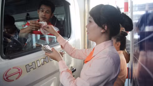 Lái xe phản đối trạm bằng cách trả tiền lẻ, mệnh giá nhỏ, sau đó cho vào chai nhựa hoặc đưa nhân viên thu phí đếm. Ảnh Mậu Trường.