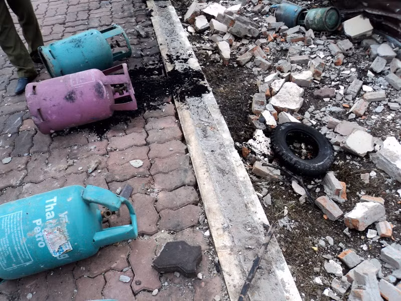 Theo quan sát của phóng viên, vụ nổ đã phá hủy hoàn toàn khu chiết nạp gas. Tại hiện trường, sau hơn 3h đồng hồ kể từ khi vụ nổ xảy ra, mùi khí gas vẫn nồng nặc.