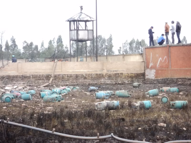 Xung quanh bán kính 100m là các bình gas nằm chỏng chơ
