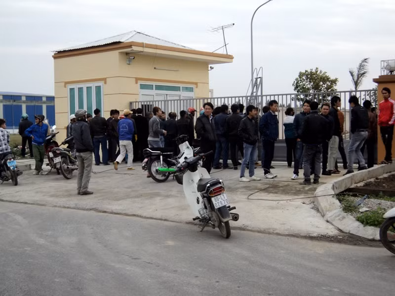 Nhiều người dân hiếu kỳ đã kéo đến bên ngoài nhà máy để xem