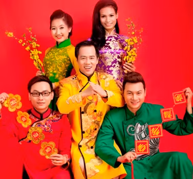 PGS.TS Huỳnh Văn Sơn (ở giữa, áo vàng): Ảnh:NVCC