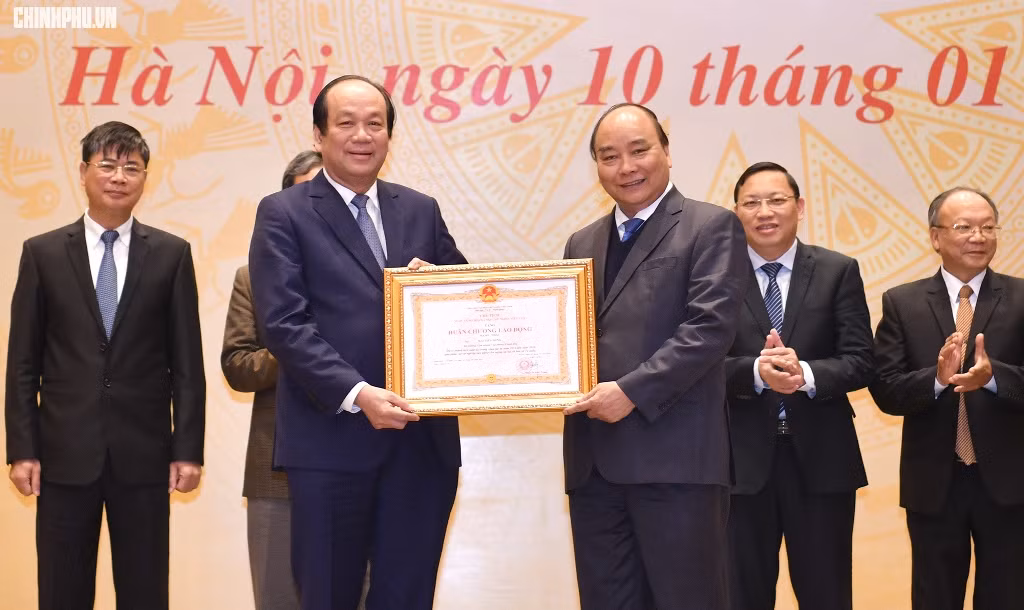 Thủ tướng Nguyễn Xuân Phúc trao Huân chương Lao động hạng Nhất cho Bộ trưởng, Chủ nhiệm Văn phòng Chính phủ Mai Tiến Dũng. Ảnh: VGP