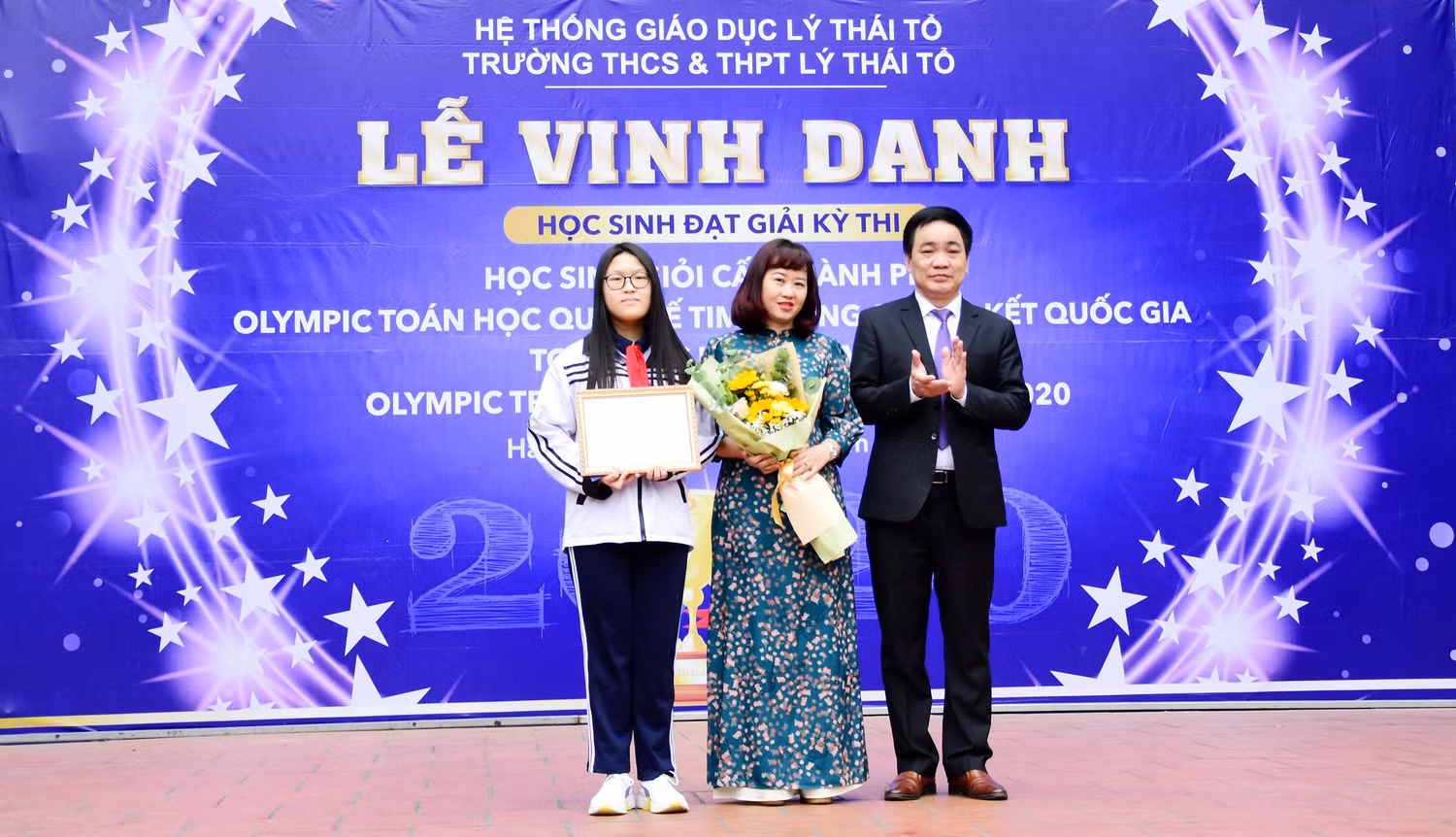 Thầy Đoàn Công Thạo, Trợ lý Chủ tịch Hội đồng Quản trị Vinaconex - Phụ trách chuyên môn hệ thống giáo dục Lý Thái Tổ, trao giấy khen cho em Lưu Khánh Kinh.