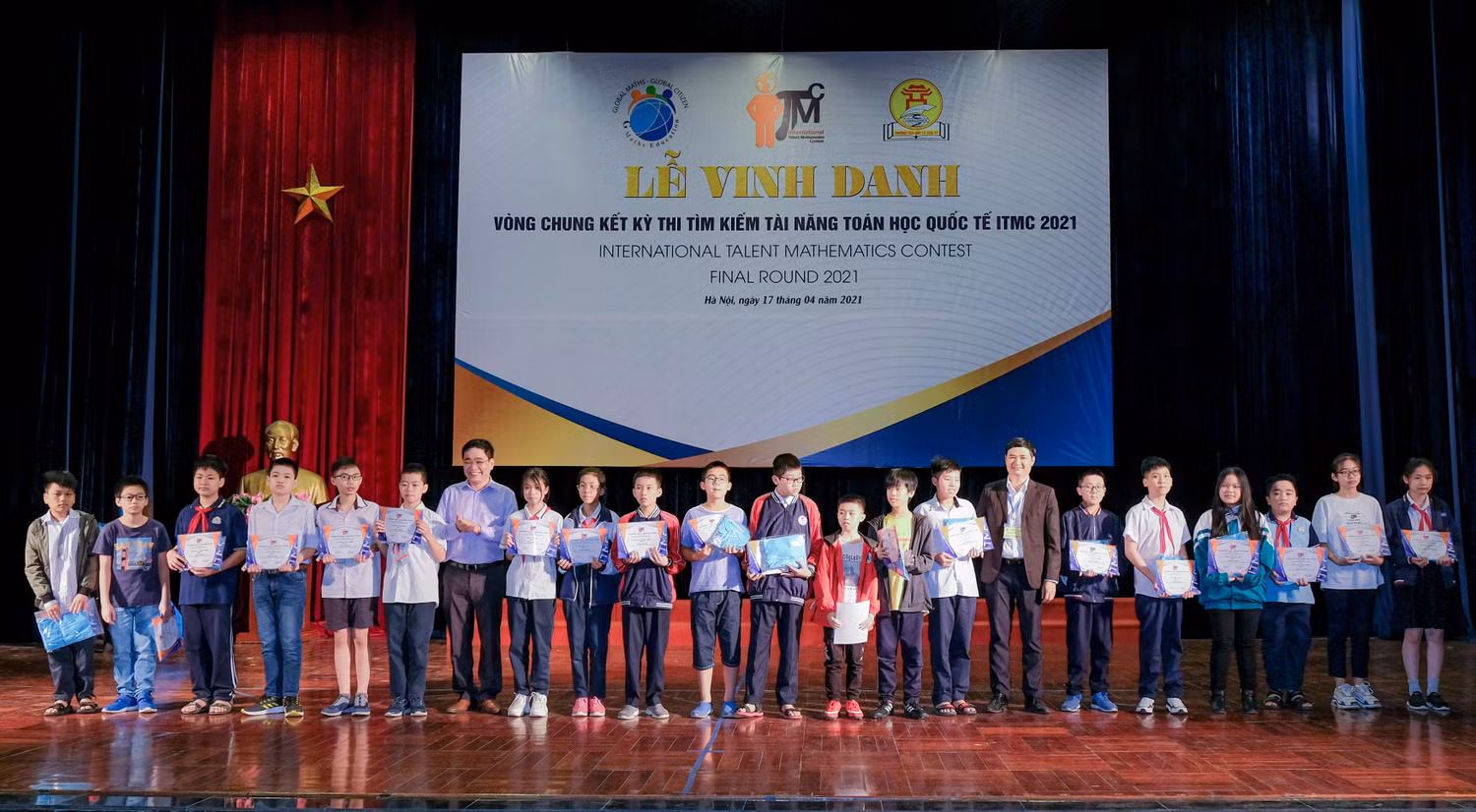 Thầy Đoàn Công Thạo - Đại diện hệ thống giáo dục Lý Thái Tổ trao giải cho các học sinh đạt giải.