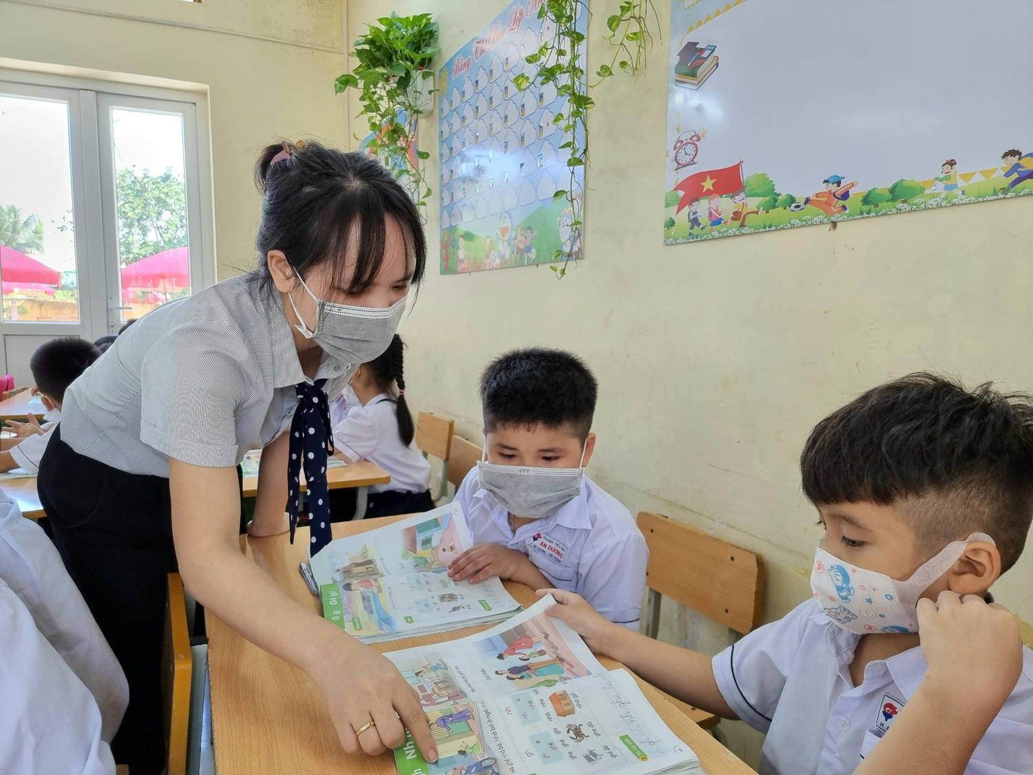 Cô giáo Hà hướng dẫn học sinh tiếp cận kiến thức mới (Ảnh: Phương Linh)