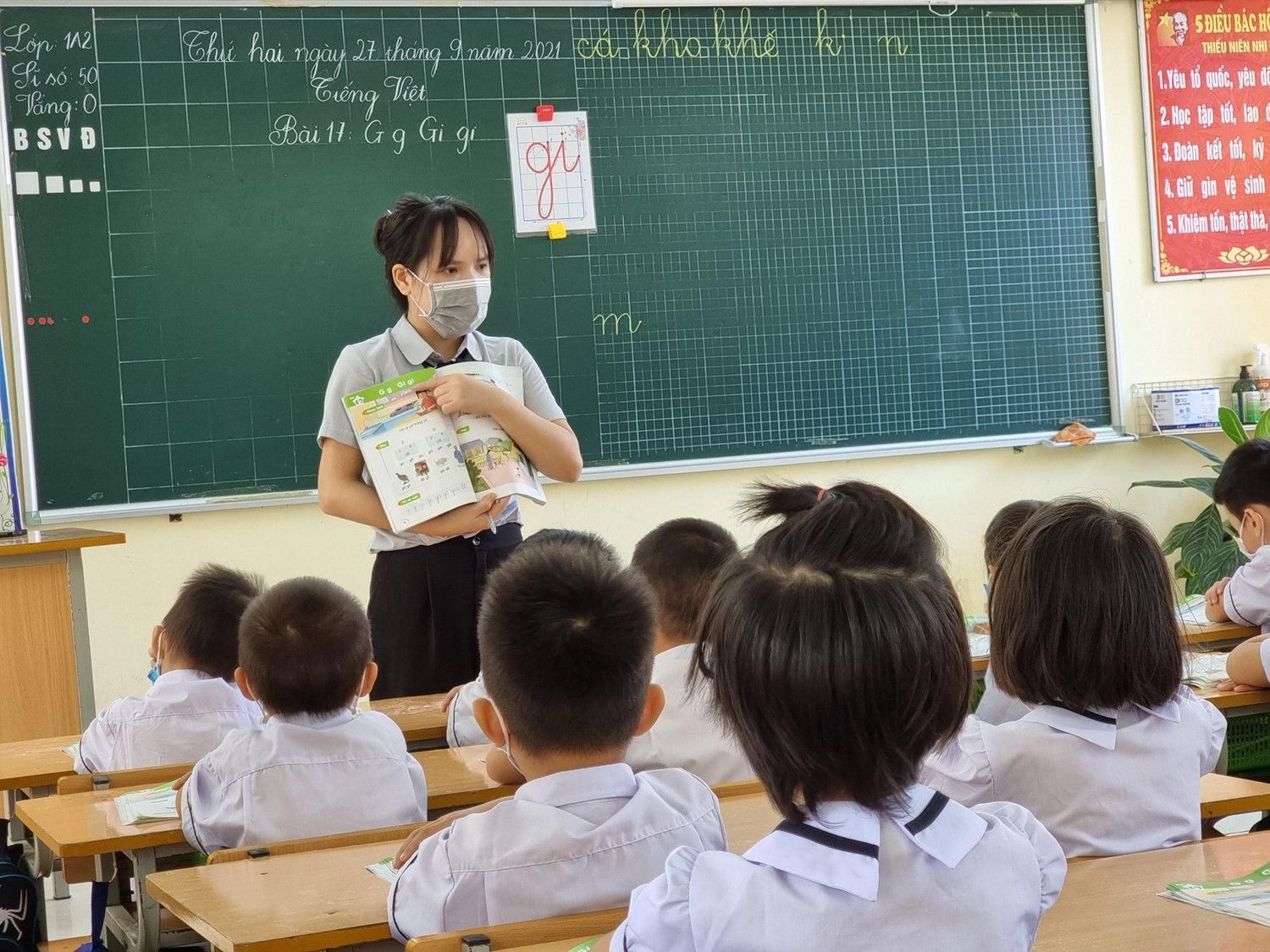 Cô giáo Hà tổ chức tiết học một cách nhẹ nhàng, tự nhiên và đạt hiệu quả cao (Ảnh: Phương Linh)