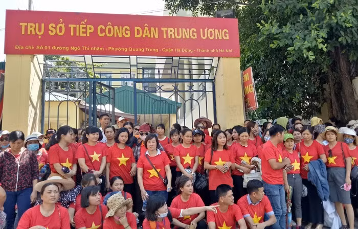 Hà Nội cũng nên nói một lời với hơn 2.000 giáo viên hợp đồng