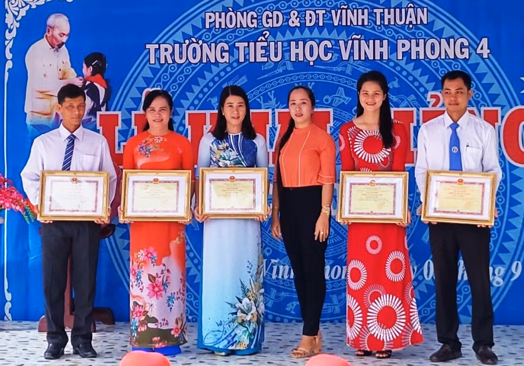 Bà Trịnh Ngọc Thùy Mai (người thứ 2 từ trái sang) vừa bị miễn nhiệm chức vụ hiệu trưởng. (Ảnh: c1vinhphong4.vinhthuan.edu.vn).