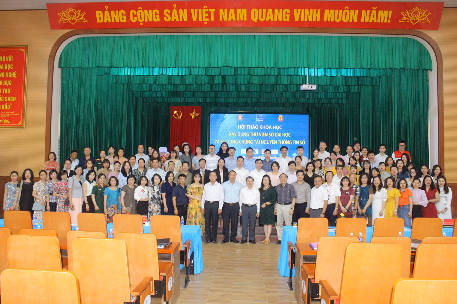 Các đại biểu tham dự Hội thảo chụp ảnh lưu niệm