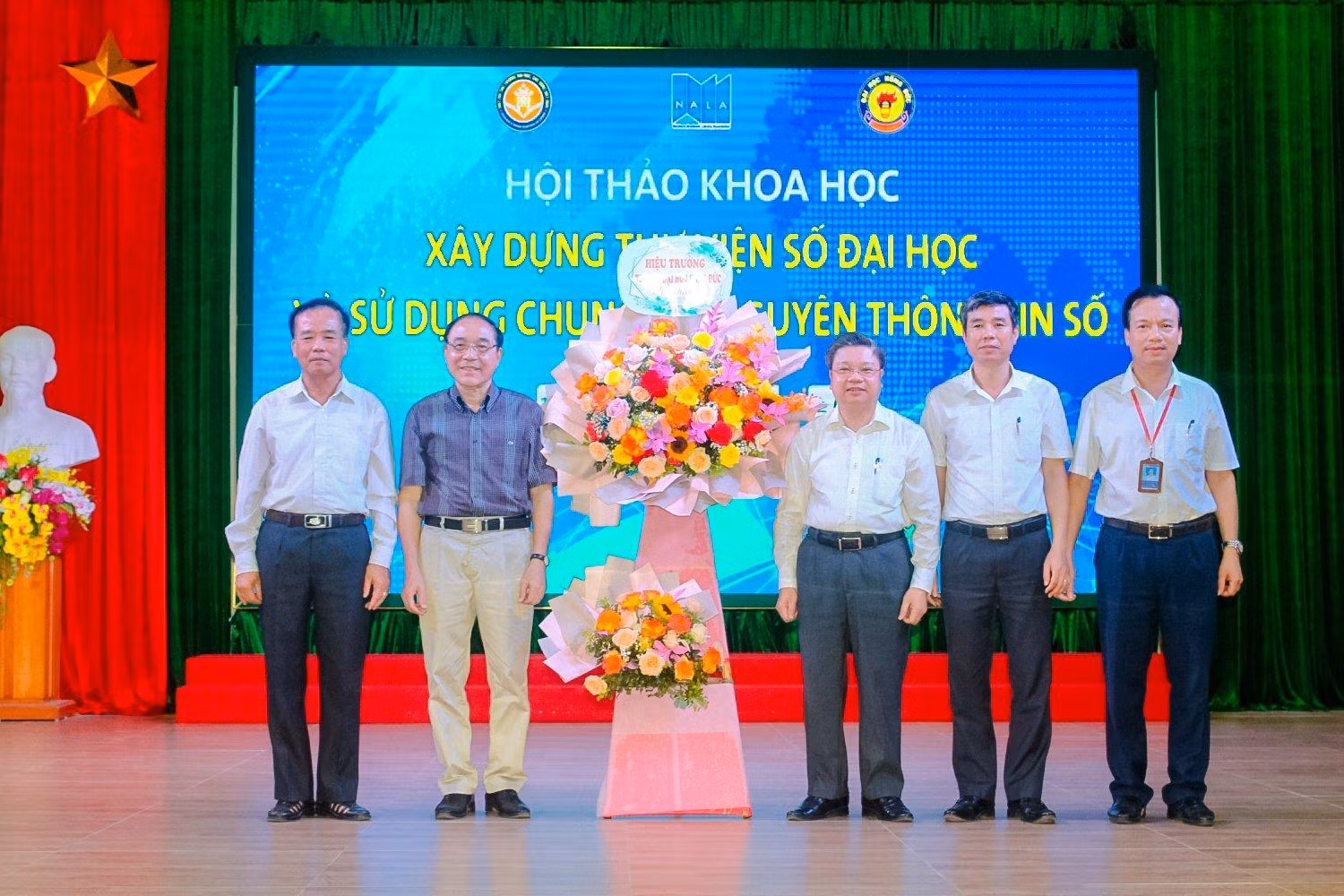 Trường Đại học Hồng Đức có lẵng hoa chúc mừng Hội thảo